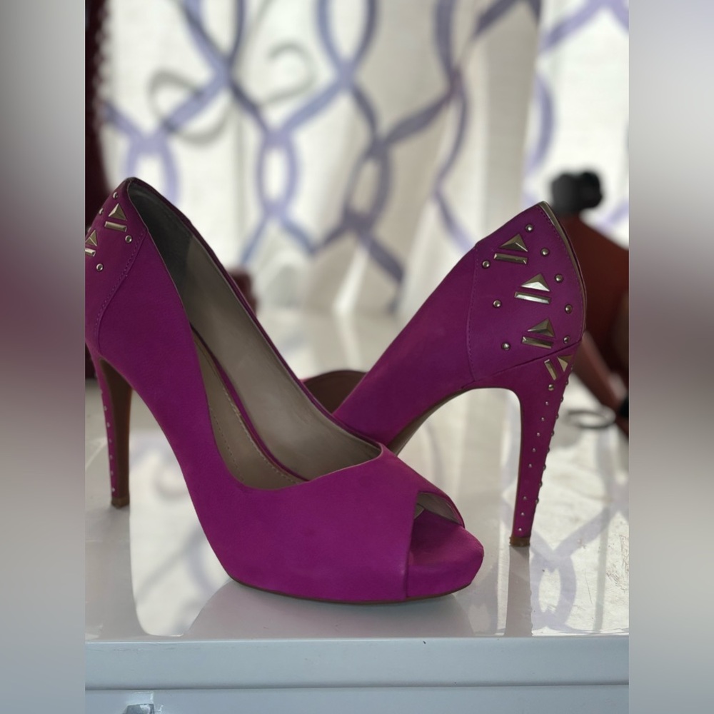 Women’s Pink dress stiletto heel  with gold embellishments.